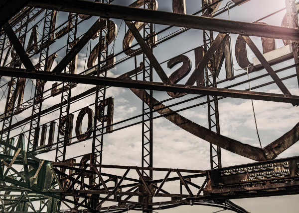 Glasbild HOTEL ROSSLYN in mehrfarbig aus Acryl