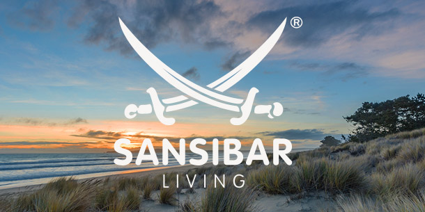 Kategorie Sansibar Living: Sansibar-Living Logo vor einem Bild mit Strand