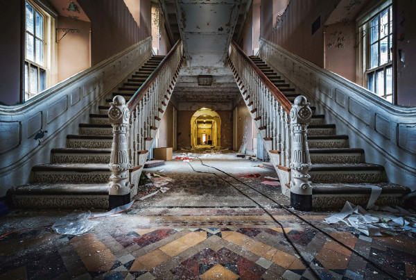 Glasbild ABANDONED STAIRS in mehrfarbig aus Glas