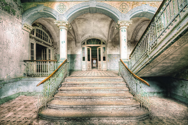 Bild ABANDONED ENTRANCE in braun aus Holz
